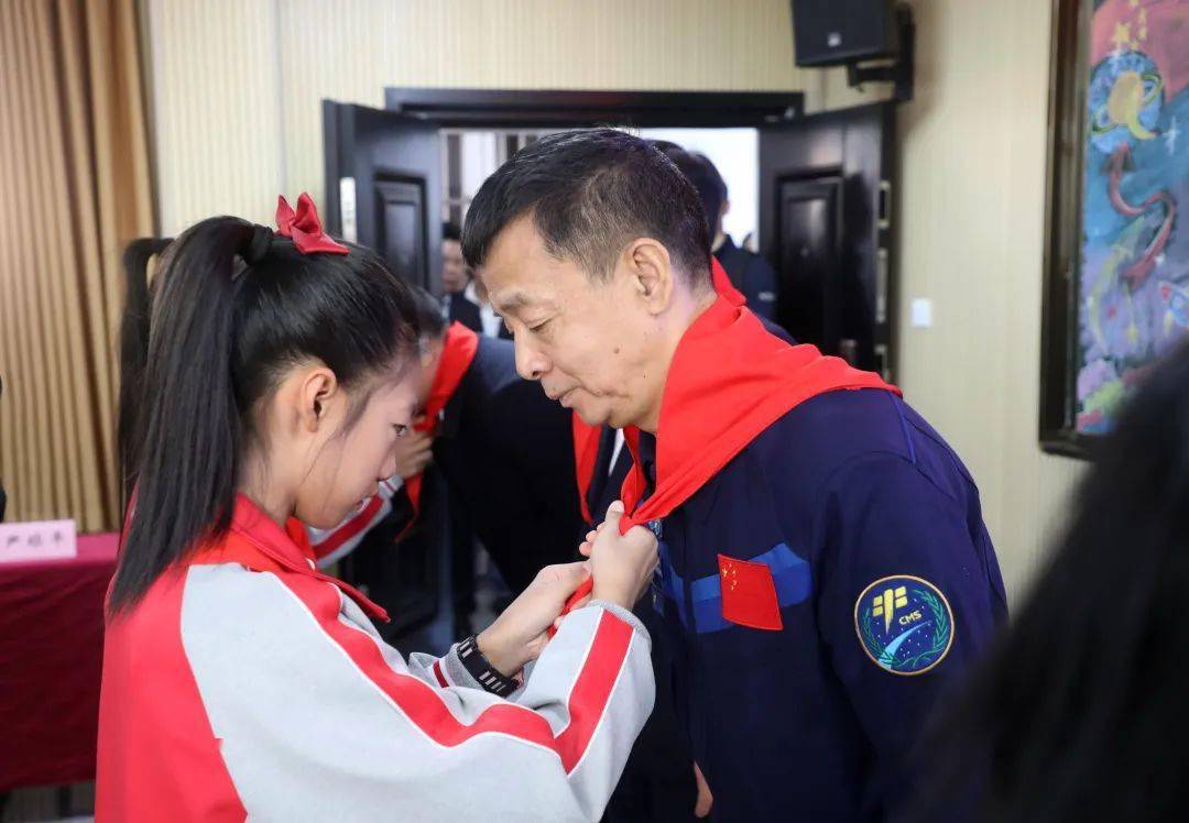 “英雄航天员”邓清明寄语家乡学子：为实现中国梦而努力奋斗